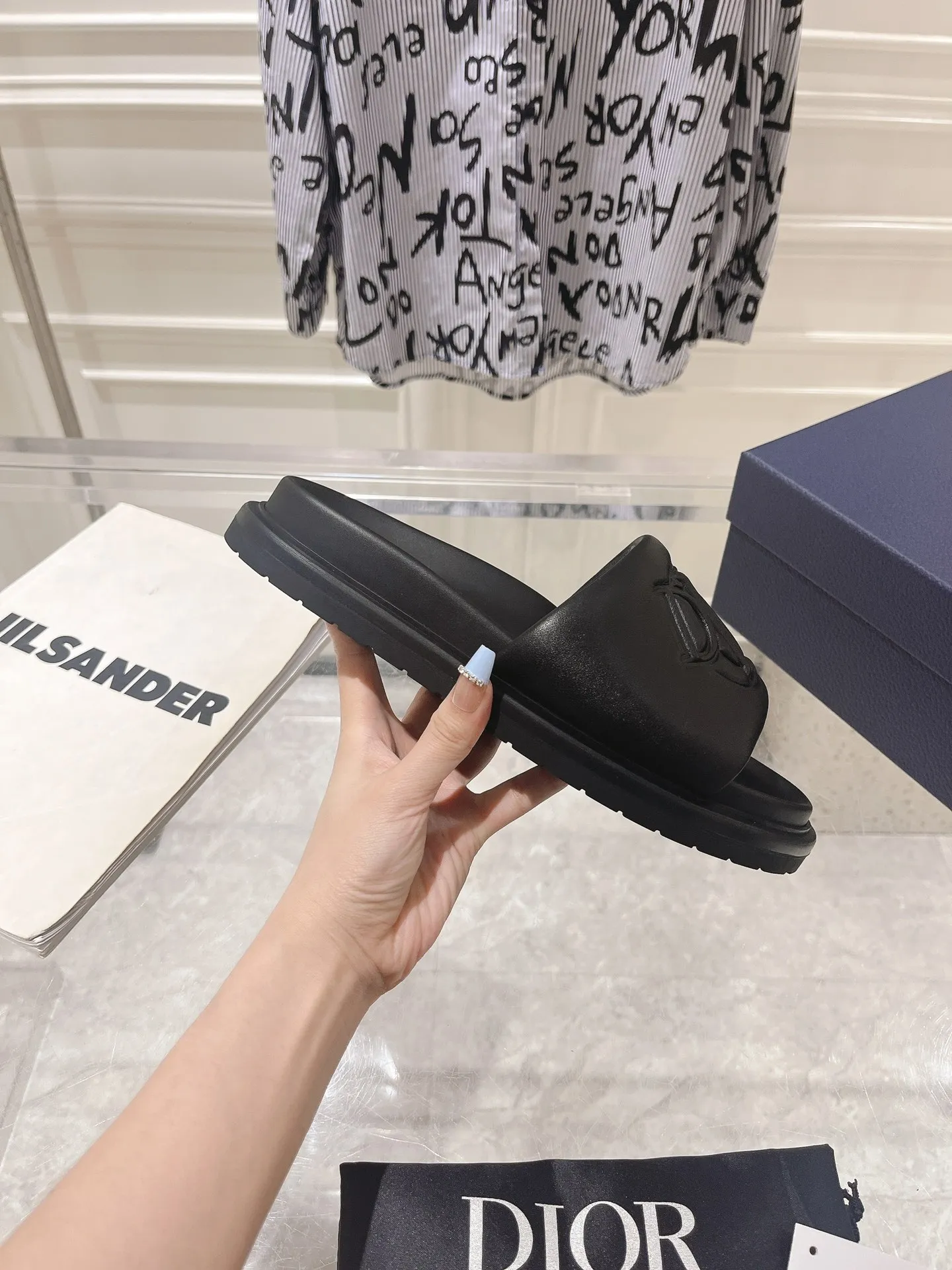 👟👟Ex-factory price 420👟👟 #Men's top version 𝐃𝐈𝐎𝐑# Dior's new men's summer slippers 🔥Purchase the original development Alias ​​sandals are new products in 2024. They are a leisurely and exquisite work. The upper is made of imported denim ➕ calfskin 🔥 Original molded rubber outsole provides the best comfort 🔥 ✔️Size: #38-46